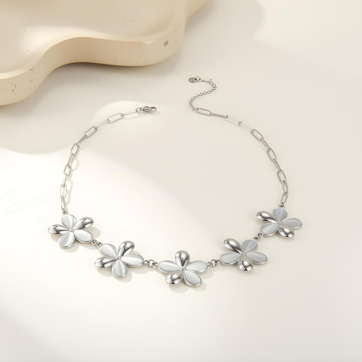 Luxury Women Chain Flower Bracelet in Gold Plating Plumeria Flower Linked Necklace Charm Style Necklaces серебряный