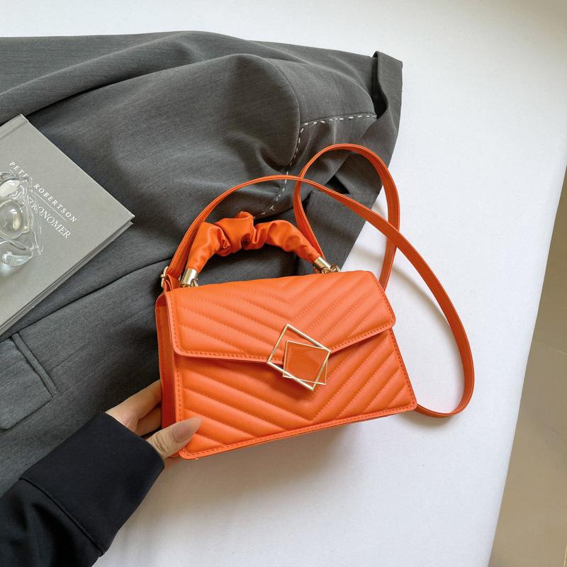 

Складчатая портативная маленькая квадратная сумка через плечо с одним плечевым ремнем, модная новинка 2025 года, корейская версия, модный однотонный повседневный дизайн оранжевый