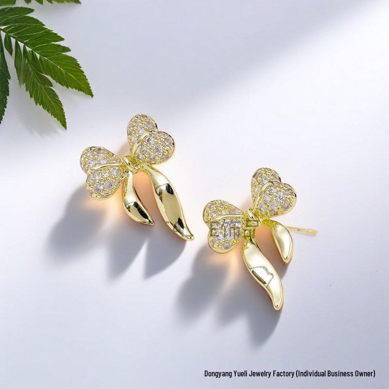 Copper-Plated Gold Bow Stud Earrings: Luxurious, Versatile, Non-Fading, Fashionable Jewelry for Women.