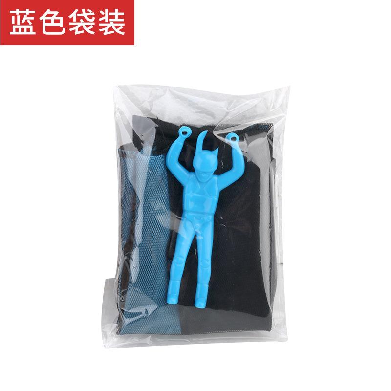 

Детская рука метание парашюта солдат парашют игрушка на открытом воздухе синий