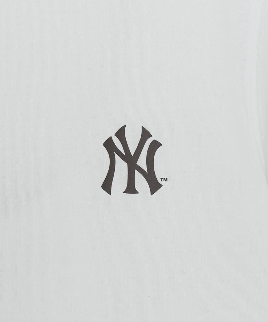 Emelbi Basic Small Logo Semi-Oversized Short Sleeve T-Shirt Ny (White)