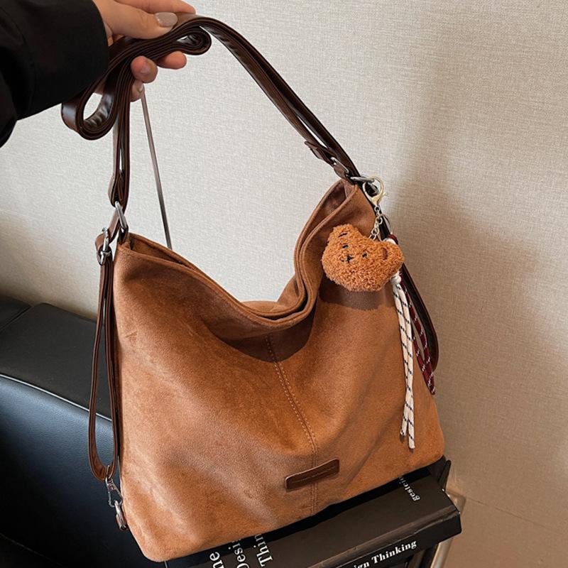 Retro shoulder bag, soft leather large-capacity bucket bag, women's 2025 new autumn model, simple casual commuter backpack.