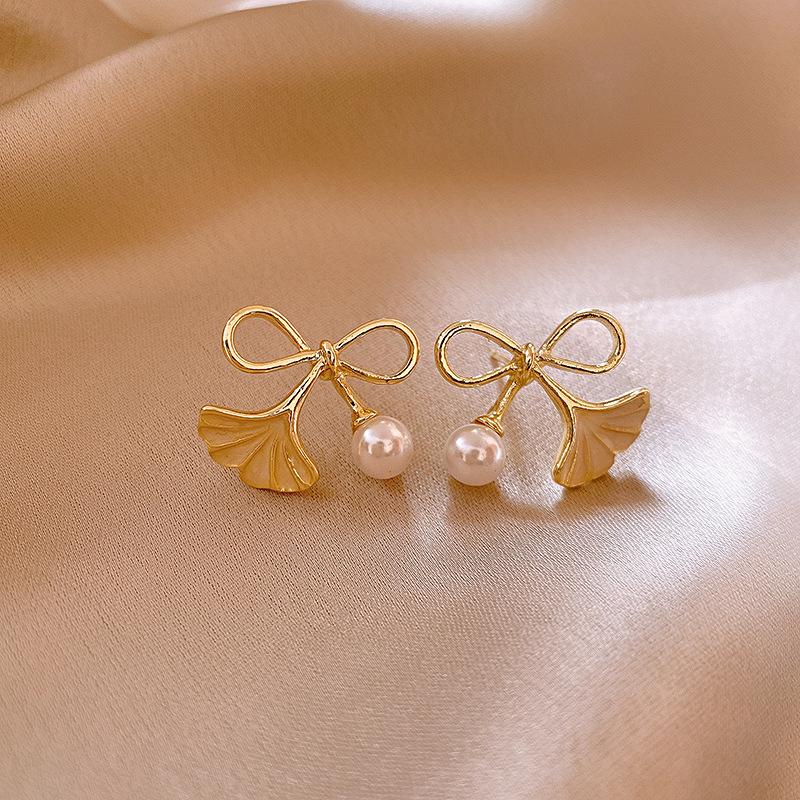 

Модные серьги-гвоздики с искусственным жемчугом в виде цветка и листьев для женщин и девочек в корейском стиле, милые элегантные серьги, ювелирные изделия в подарок белый