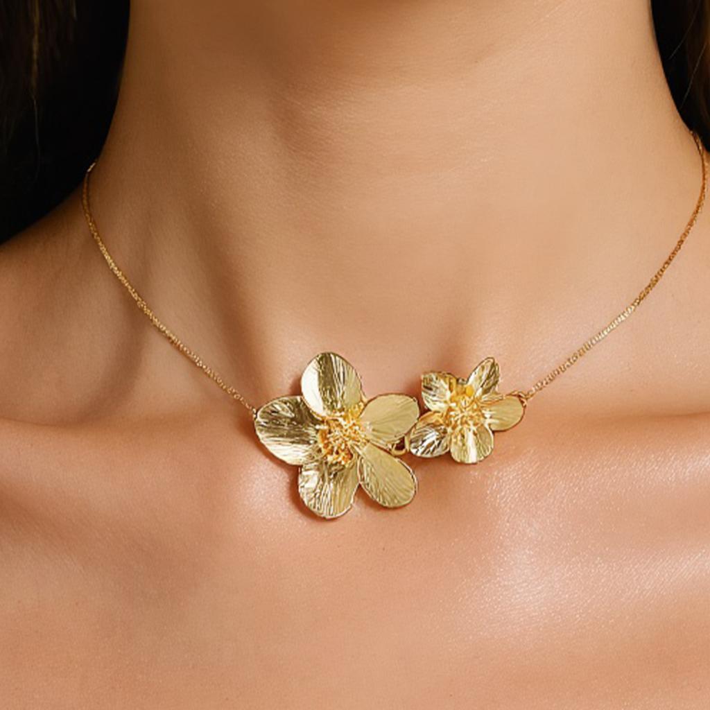 Exaggerated large flower pendant box chain necklace