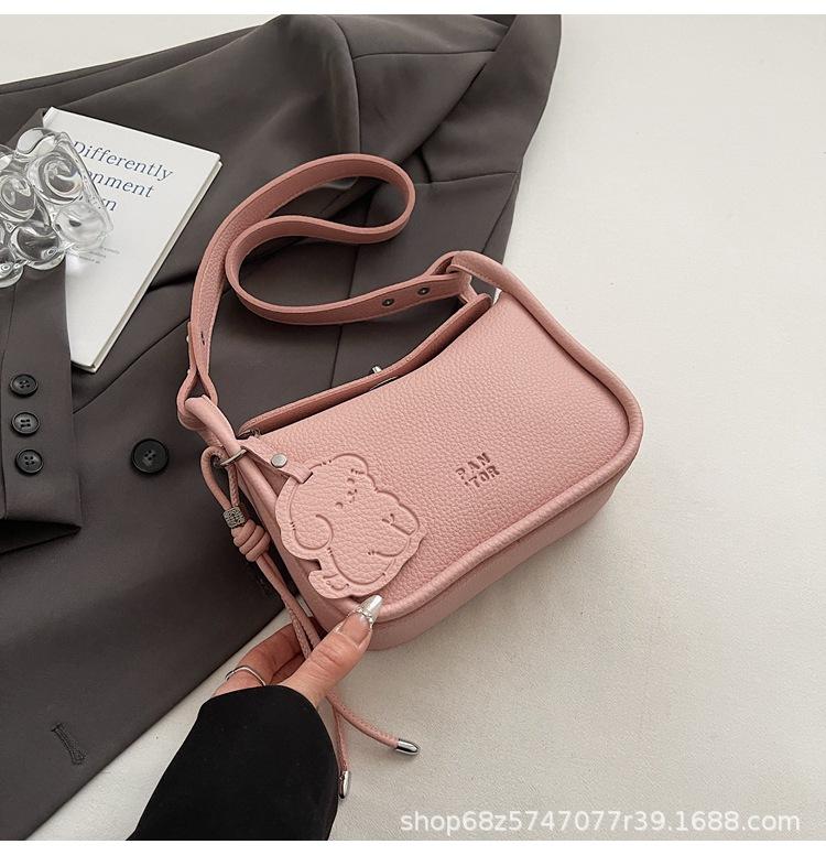 Korean version of simple fashion sense messenger small square bag women 2025 spring new commuter portable versatile small bag