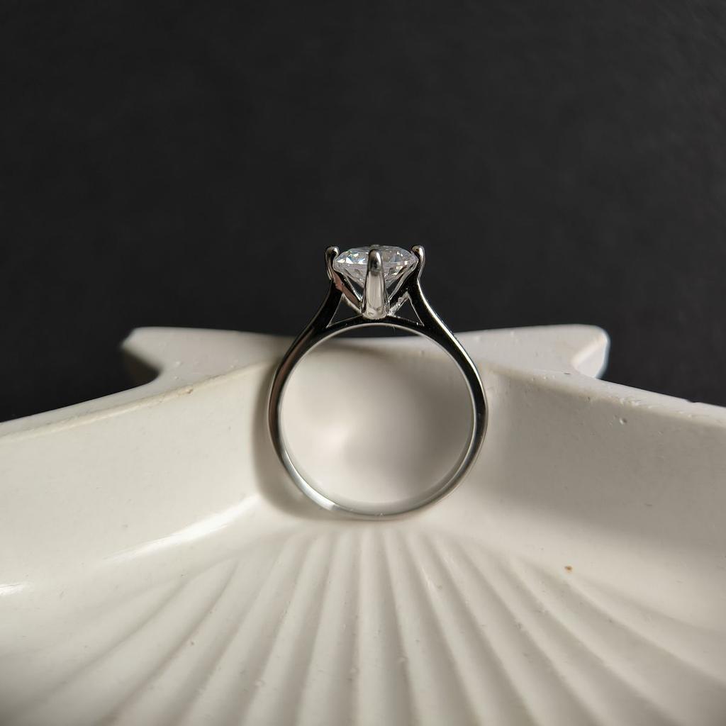 Серебряное кольцо с фианитами, вес изделия 2,97 гр (2187202)
