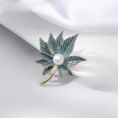 The Green Maple Leaf Brooch Is Elegant and Stylish with A Niche Design It Goes Well with Sweaters and Suits and Is A Retro Pin