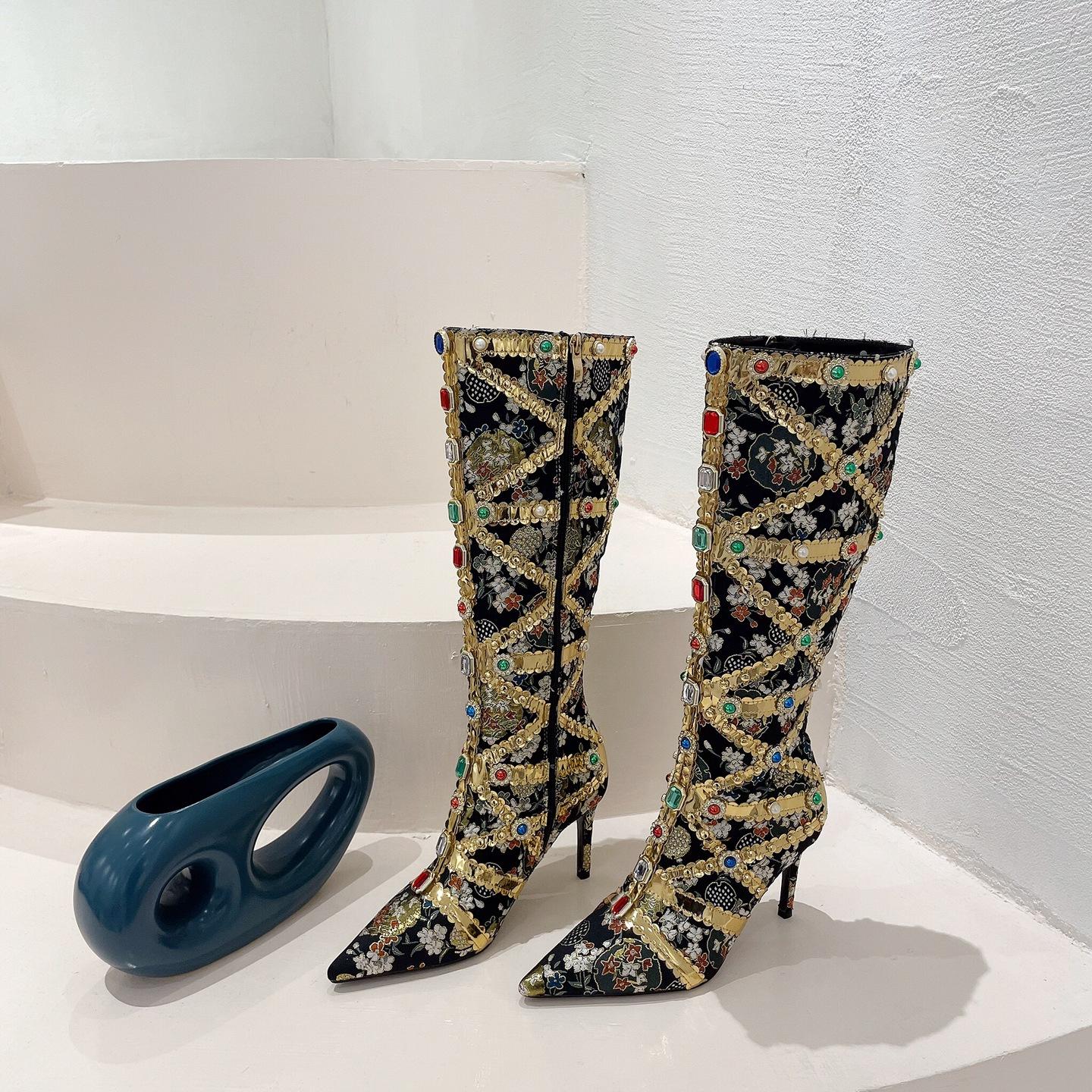 

Модные тонкие высокие женские сапоги на высоком каблуке 2024 года, роскошные остроносые сапоги в этническом стиле с заостренным носком и стразами, современные сапоги с боковой молнией 35 чёрный