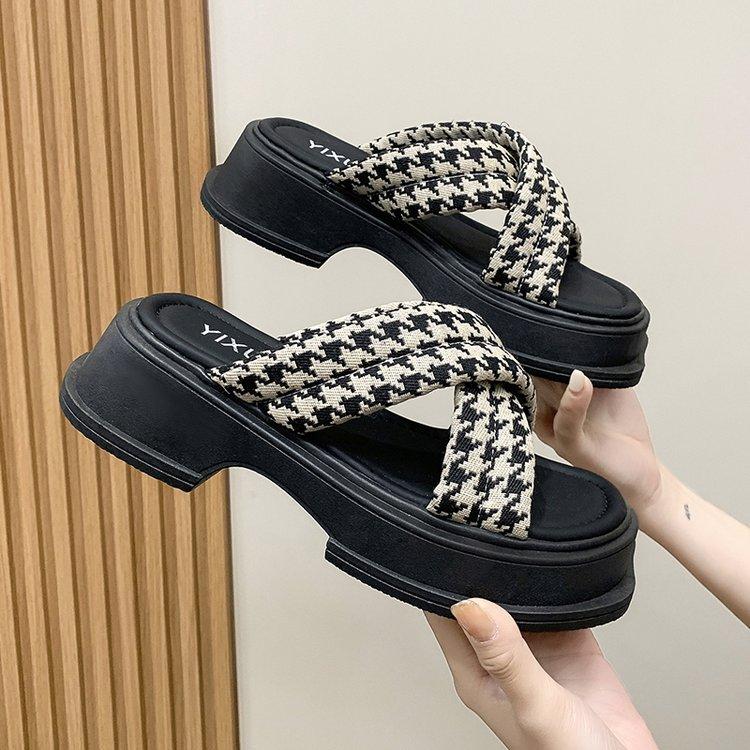 2025 New Cross-woven Thick-soled Roman Sandals Women's Retro Square Head Fashion Wear One-word Beach Shoes Women