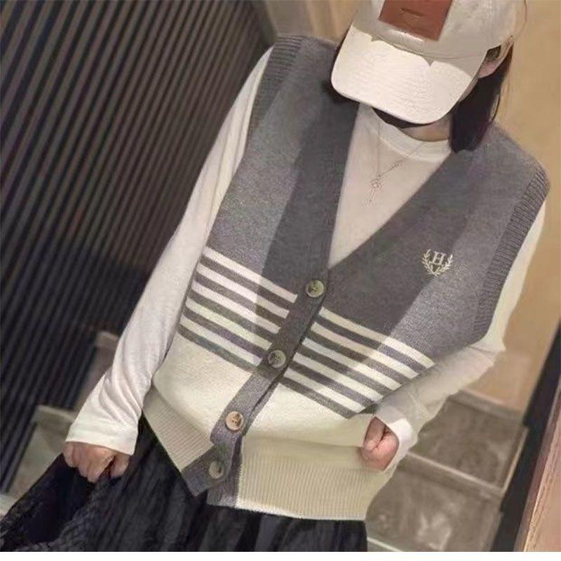 

Ранняя весна, новый универсальный академический стиль, жилет со свободными плечами, корейский вязаный жилет с v-образным вырезом и контрастной полосой для женщин One Size серый