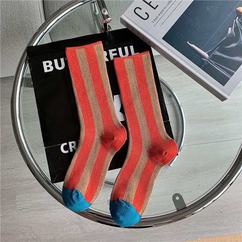 Neuer europäischer Trend: Mittellange Socken mit kontrastierenden Farben und vertikalen Streifen, doppelt genäht, aus Baumwolle