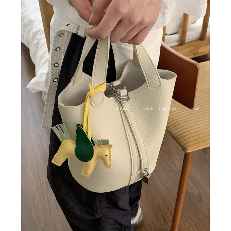 A Fresh and Simple Hand-held Vegetable Basket Bag, A Fashionable and Niche Bucket Bag, and A Versatile Crossbody Bag