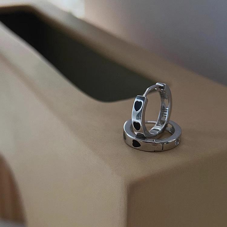 Милые Серьги-Сердечки Черного Цвета Женские Универсальные Асимметричные Дизайн Личности INS Повседневные Шоппинг Элегантные Классические Аксессуары