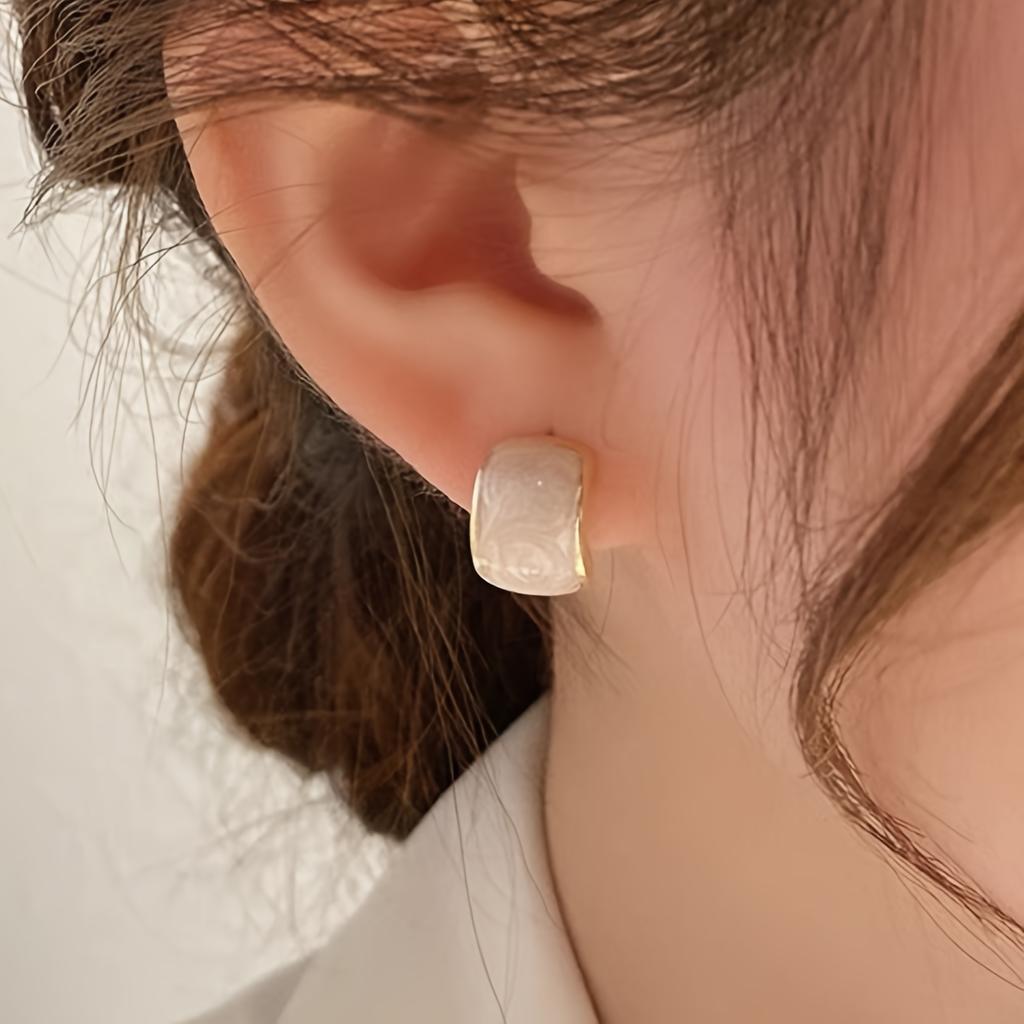 1Pair of Simple Geometric White Square French Elegant Temperament Retro Light Luxury Versatile Women's Fashion Stud Earrings