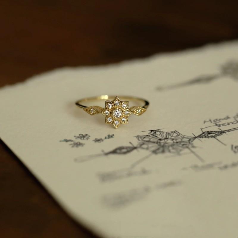 Yun Miao Elegant Snowflake Zircon Ring