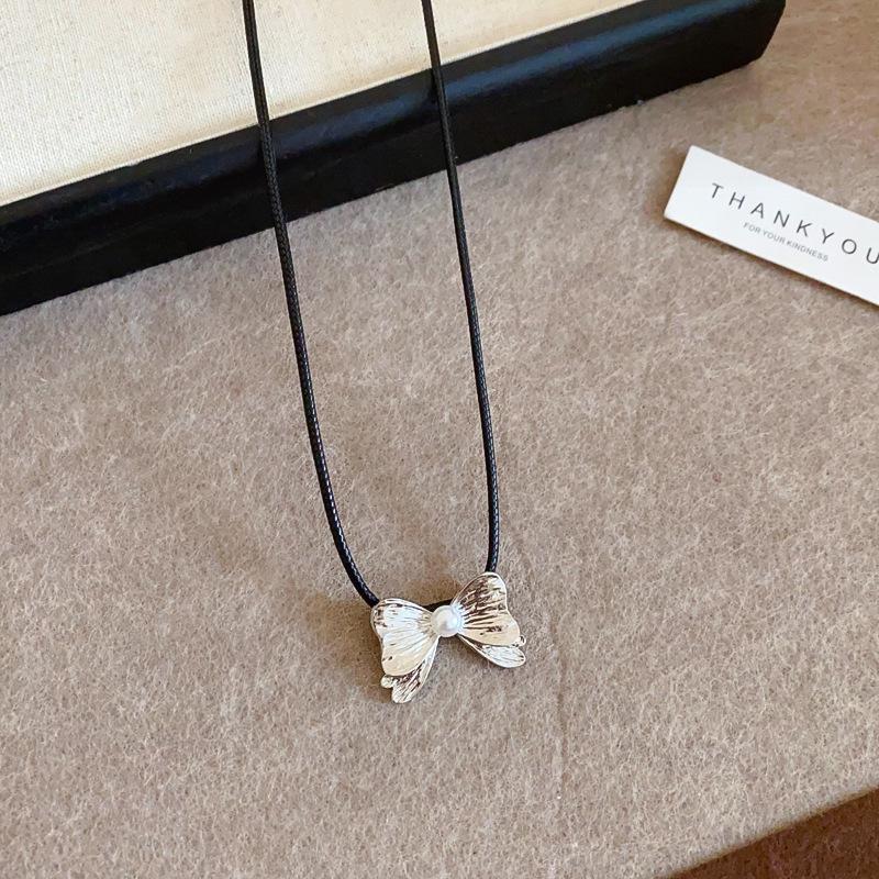 

Korean Retro Pearl Rhinestone Tassel Choker with Flower Bow Design