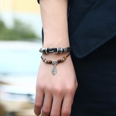 Bracciale in pelle da uomo con pendente a foglia intrecciata multistrato dalla personalità creativa
