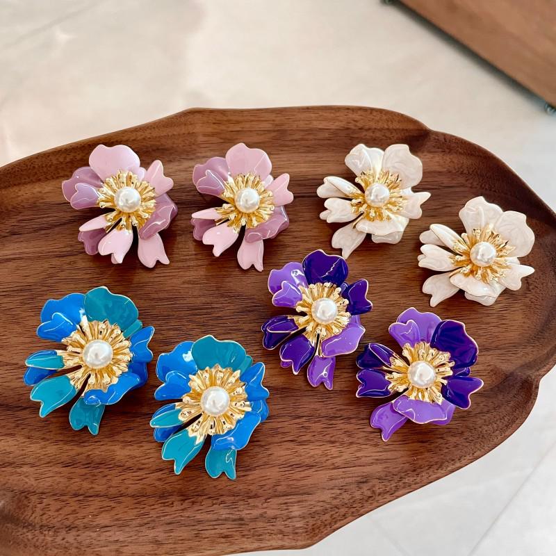 French Vintage Enamel Gradient Flower Pearl Stud Earrings - Luxurious Petal Design for Women