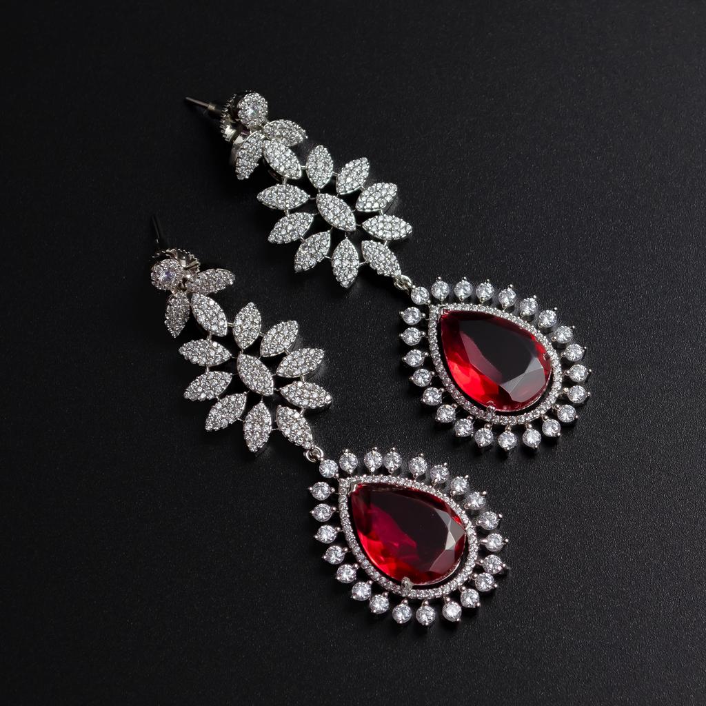 Hängeohrringe mit amerikanischem Diamanten und rotem Stein: Blumenanhänger aus Kupferlegierung