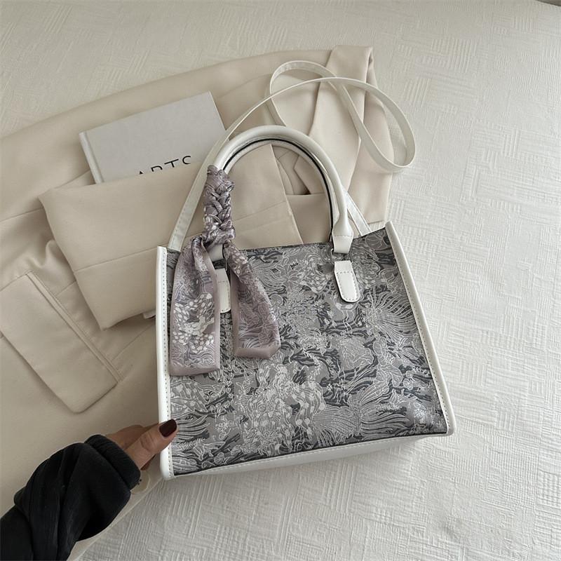 

Premium Synthetic Leather Tote Bag For Women Roomy And Trendy Design For Daily Use срібний