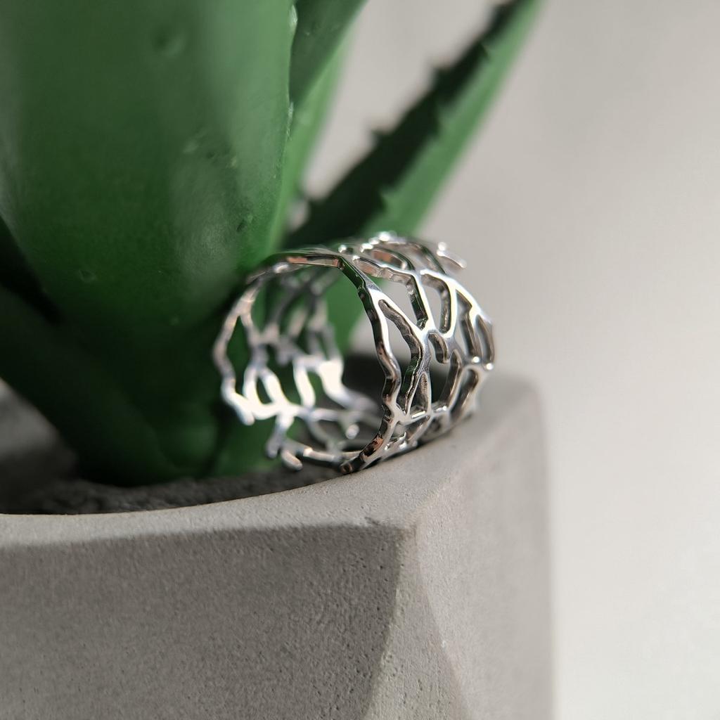 Серебряное кольцо с без камней, вес изделия 2,94 гр (2199069)