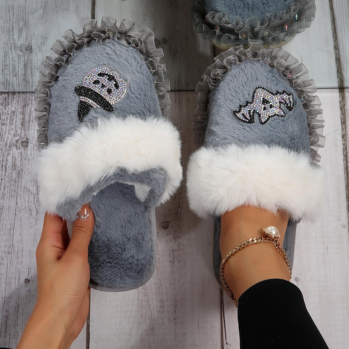 День всех святых. Плоские пушистые меховые тапочки. Женские блестящие заклепочные меховые — фото 9
