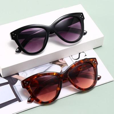 Trendy European & American Women's Studded Sunglasses - Style 3070