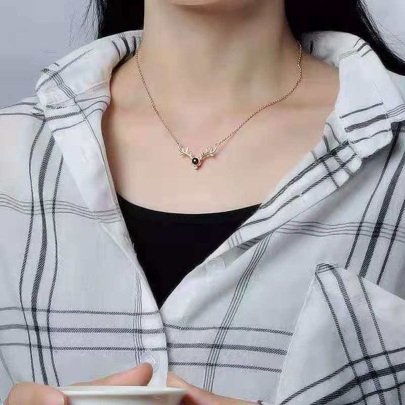 Collier Projection Cerf: Chaîne en Titane 'Je T'aime' en 100 Langues pour Femmes - Bijou Tendance pour la Clavicule Cadeau de Noël pour Petite Amie