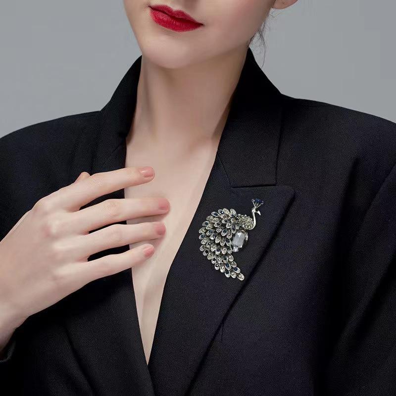 Mode Kreative Retro Kristall Pfau Brosche Legierung Diamant Corsage Damen Pin Kleidung Zubehör