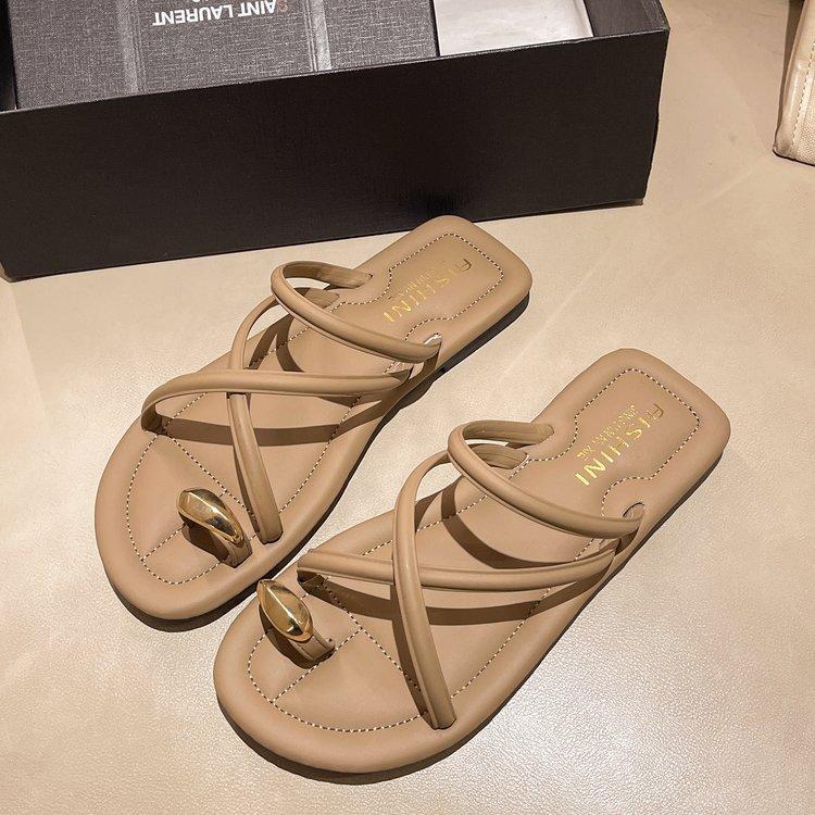 Internet celebrity flat bottom sandals women 2024 summer new set of toes to wear casual outdoor slippers square head beach drag