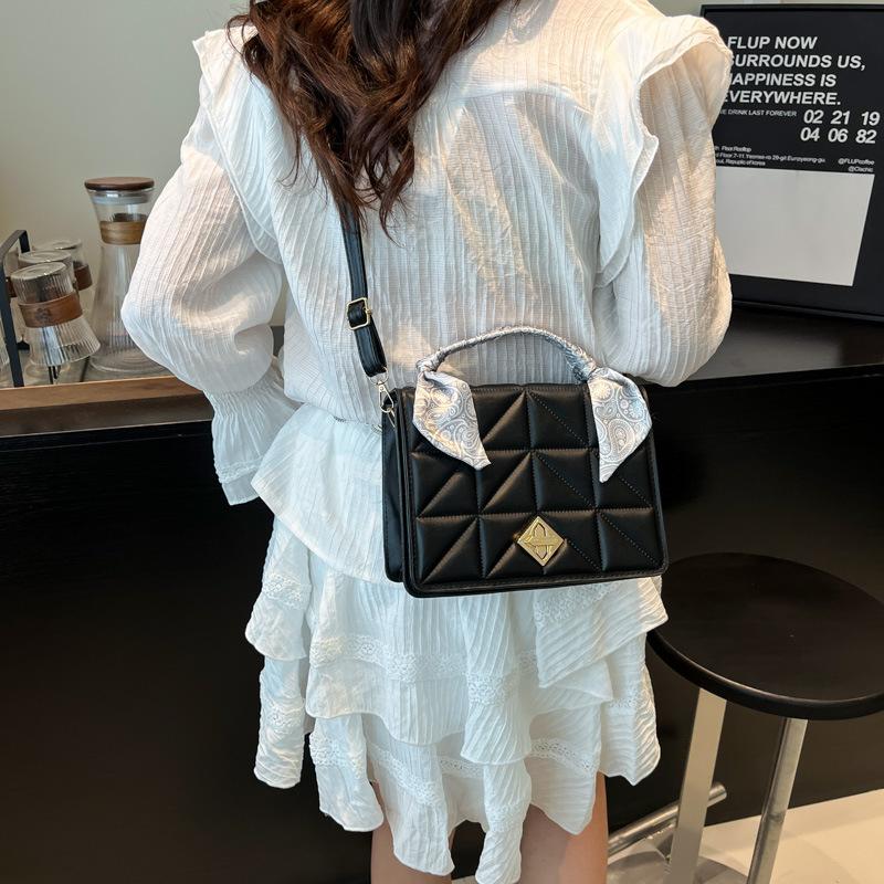 2025 Spring and Summer New Shoulder Crossbody Portable Women's Bag Fashion Korean Version Silk Scarf Diamond Chain Box Bag Women's Tide