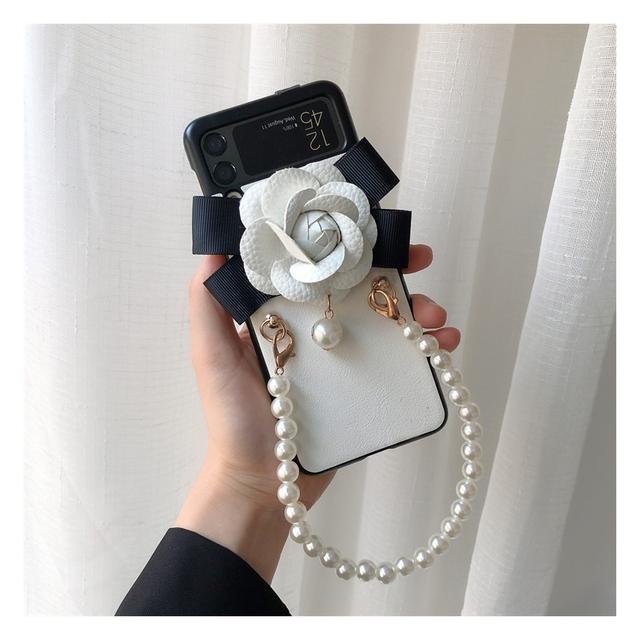 

Роскошный кожаный чехол для телефона «Камелия» для Samsung Galaxy Z Flip 3 5g, чехол с портативной жемчужной цепочкой на руку для женщин и девочек For Samsung Z Flip 3