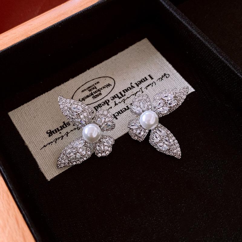 Echtgold-galvanisierte Silbernadel Zirkon Liebesohrringe Leichter Luxus High-End Ohrstecker Nischenohrringe Damen