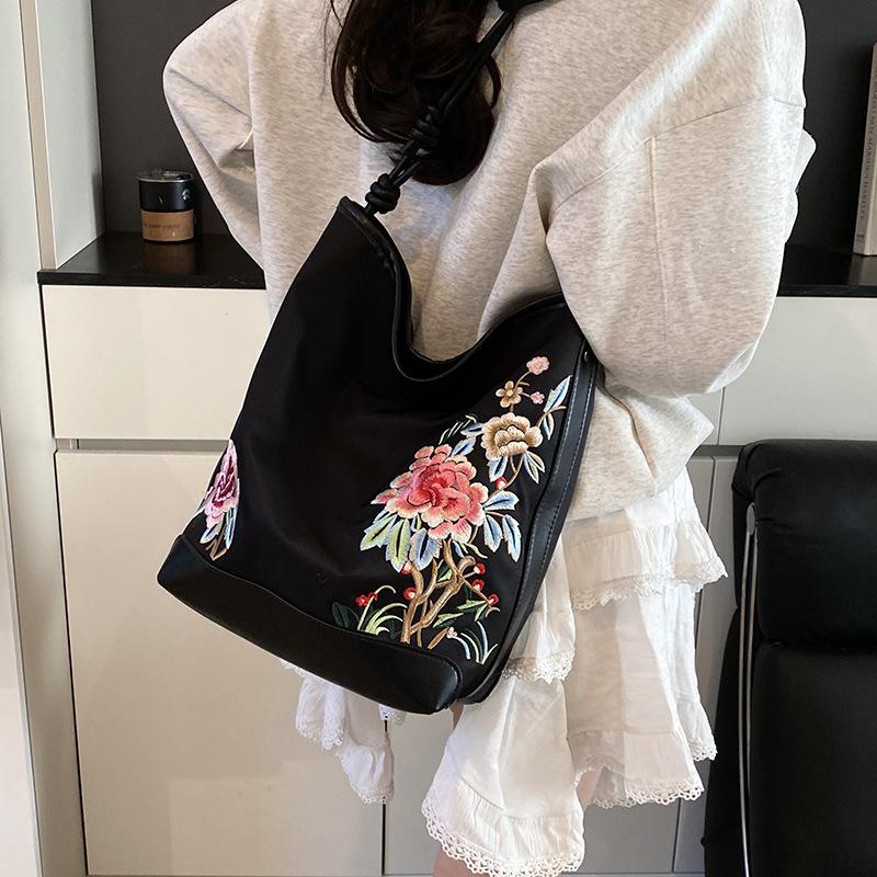 Einkaufstasche, Handtasche mit Blumenstickerei, Umhängetasche für Damen mittleren Alters, Umhängetasche