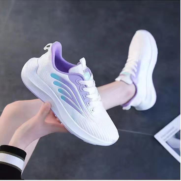 Leichte, atmungsaktive Damen-Mode-Sneaker für Herbst 2023 – Weiß, passender, lässiger Campus-Stil.