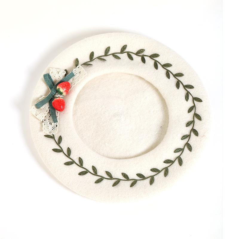 

1 шт. Зимний берет серии «Клубника и зеленый лист», мягкий, милый, для девушки, милый, сладкий, дорожный, универсальная шляпа 56-58cm белый