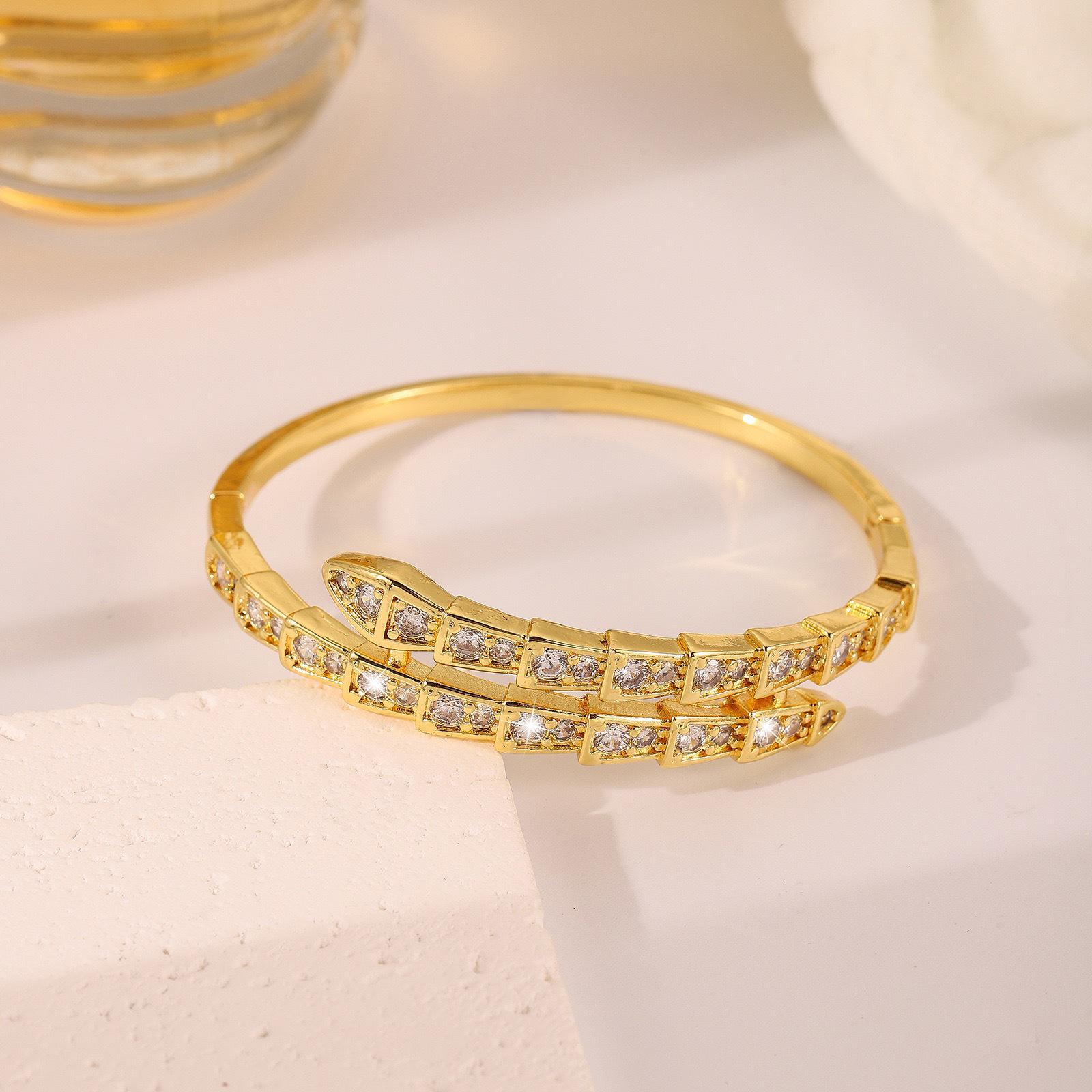 Браслет-бенгл в виде змеи с бриллиантами: Элегантный парный модный браслет и шикарное украшение для руки. золотой