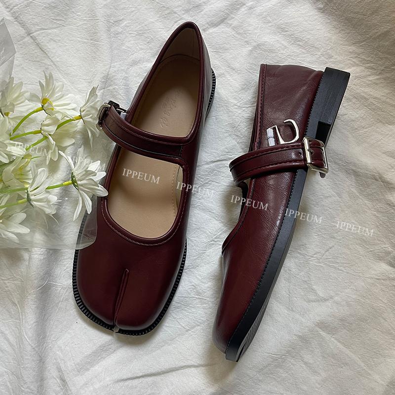 

Модные IPPEUM Таби Мэри Джейн Туфли для женщин 2025 Новые Черные Красные Разделенный Носок Балетки Балетки Пряжка 255 вино красного