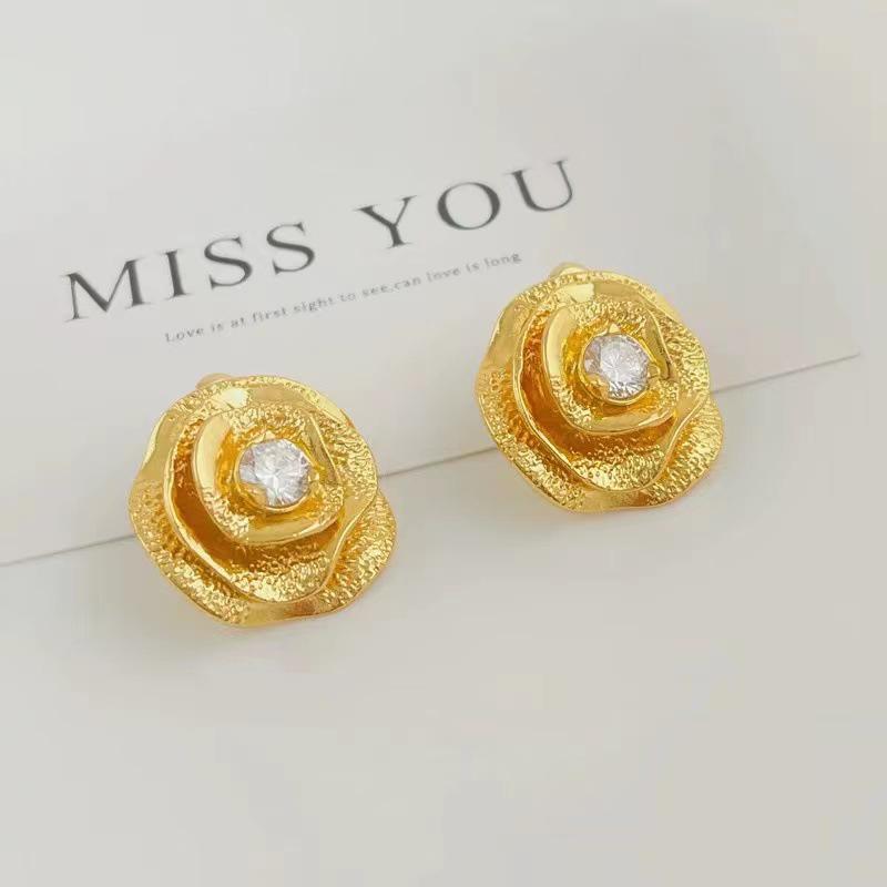 European & American Retro High-End Zirconia Flower Diamond Stud Earrings - Elegant Golden Design