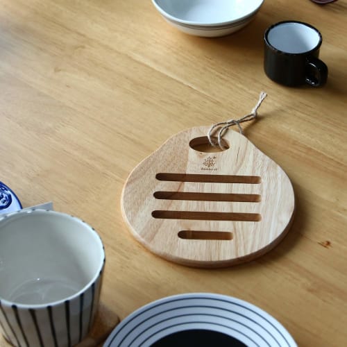 Fuji Boeki Bonheur Trivet, 18cm x 16cm x 1cm, Natural Pear-Shaped, Made of Natural Wood, with Handles, 22646