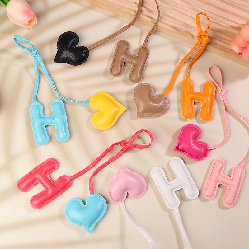Leather Keychain Heart Letter Charm Pendant Keyring Fashion Simple All-Matching Bag Decoration Jewelry Accessories