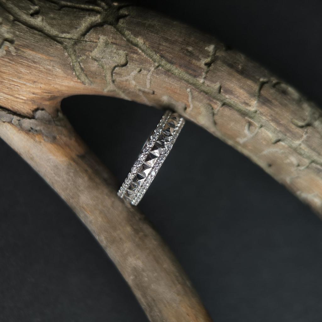 Серебряное кольцо с фианитами, вес изделия 2,81 гр (2197775)