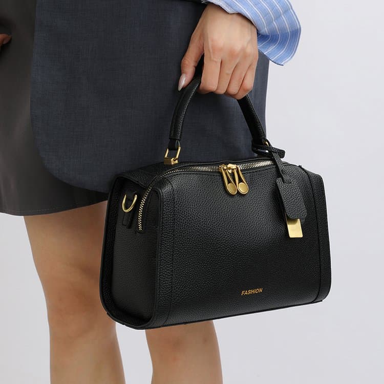 Stylish women's shoulder messenger bag