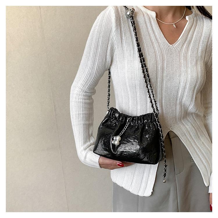IELGY Women's Glossy Folded Niche Shoulder Chain Crossbody Bucket Bag