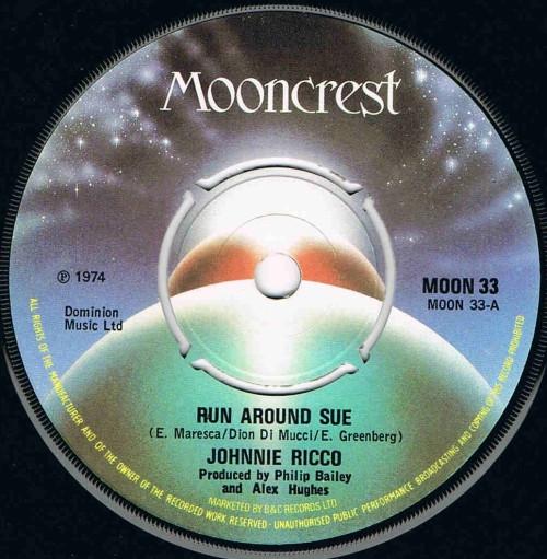 

7inch Record JOHNNIE RICCO - Run Around Sue MOON33 Mooncrest 1974 UK Rock Used