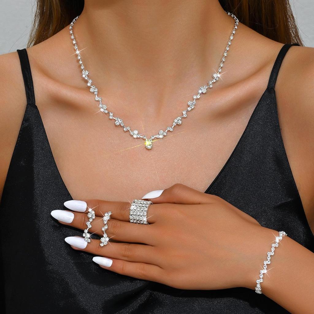 Elegant Bridal Necklace and Earring Set: Fashionable and Versatile Jewelry