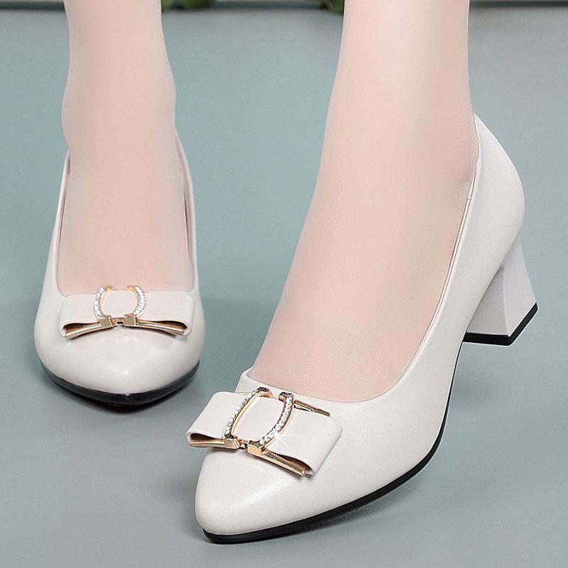 Fashion Women Pump Spring Shallow Mouth Thick Heels Shoes Soft Leather Metal Decoration Crystal Sweet Classic Fashion Single Shoes
