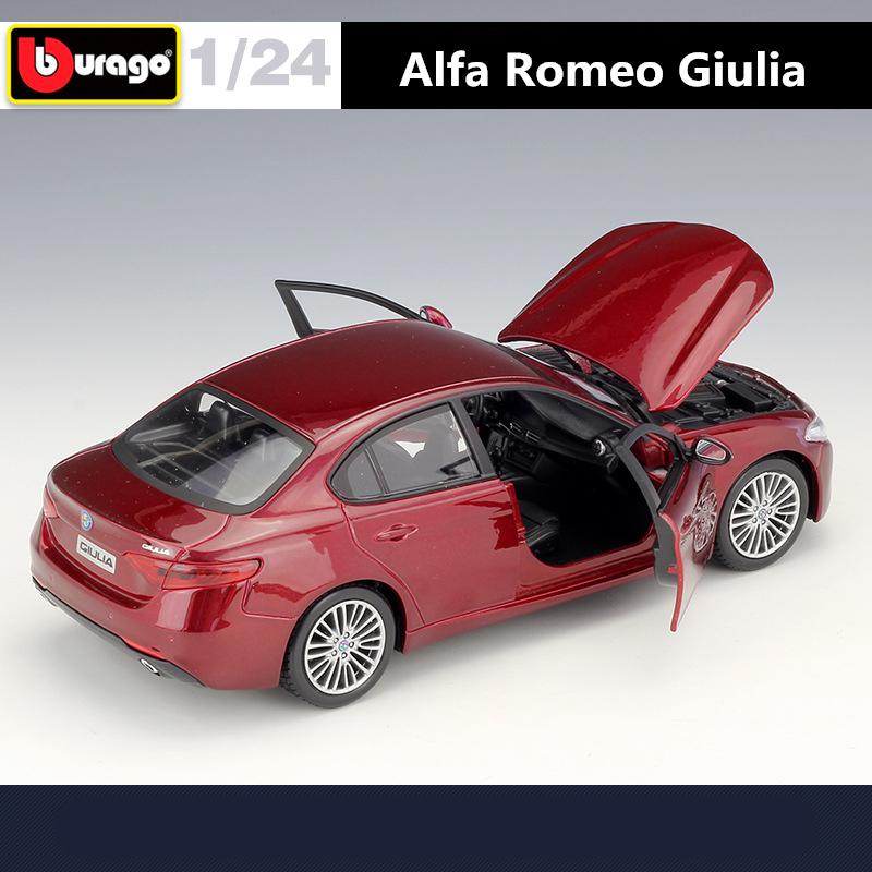 Bburago 1:24 Alfa Romeo Giulia Coupe Alloy Sports Car Model Diecast Metal Luxy Vehicle Car Model High Simulation Collection Gift