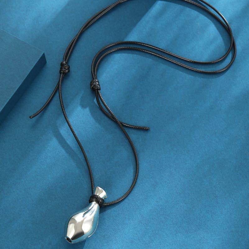 

Pull Unique Fashionable String Black Rope Flower Vase Long Necklace For Women Ideal For Autumn Winter Versatile Trendy Accessory