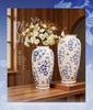 Vintage Blauw en Wit Porseleinen Kleine Vaas voor Bloemschikkingen – Retro Keramisch Ornament voor Woonkamer Decoratie.